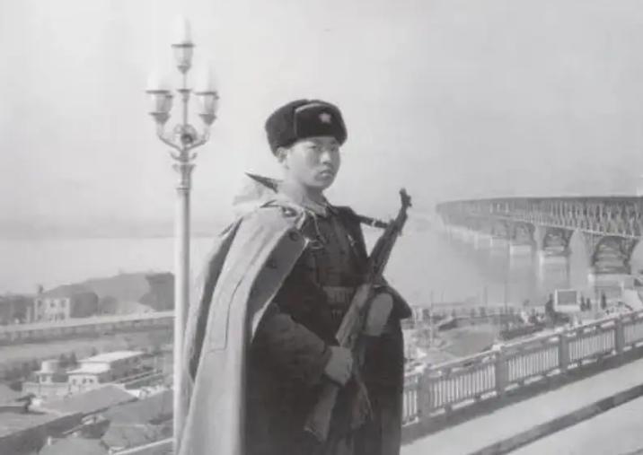 1971年南京那场大雪，许世友为了给守桥兵盖个挡风的棚子，差点把大桥管理处的桌子