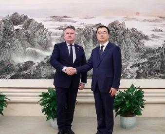 急了，泽连斯基派人来华12月18日，外交部部长助理刘彬同乌克兰第一副外长基斯利