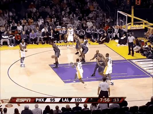 NBA科比走步了吗？很多球迷认为这一球科比走步了，在这一套动作中科比有一次运球，