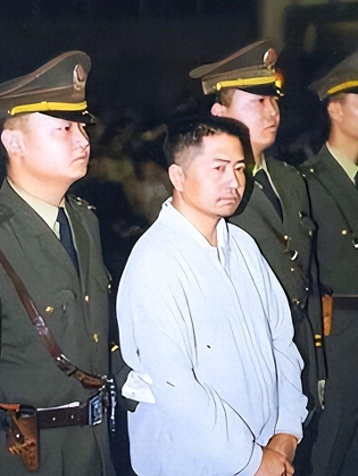 杨天勇曾是警察，却杀了19人，真凶落网时杜培武刚被放出来。他1994年因为睡岗