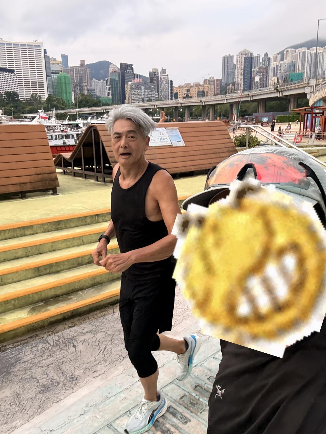 4月28日傍晚，71岁周润发在香港东岸板道跑步被偶遇，身边没有助理和保镖跟着，完