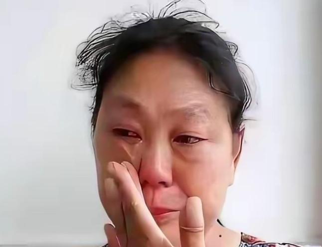 “炫耀有多起劲，翻车就有多彻底！”上海一对同济本科加海归背景的小夫妻，躲在居民
