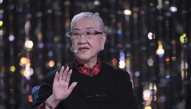 原国防部长耿飚的长女，一夜之间被查封了所有资产，她选择出走美国。在离开时她发誓：
