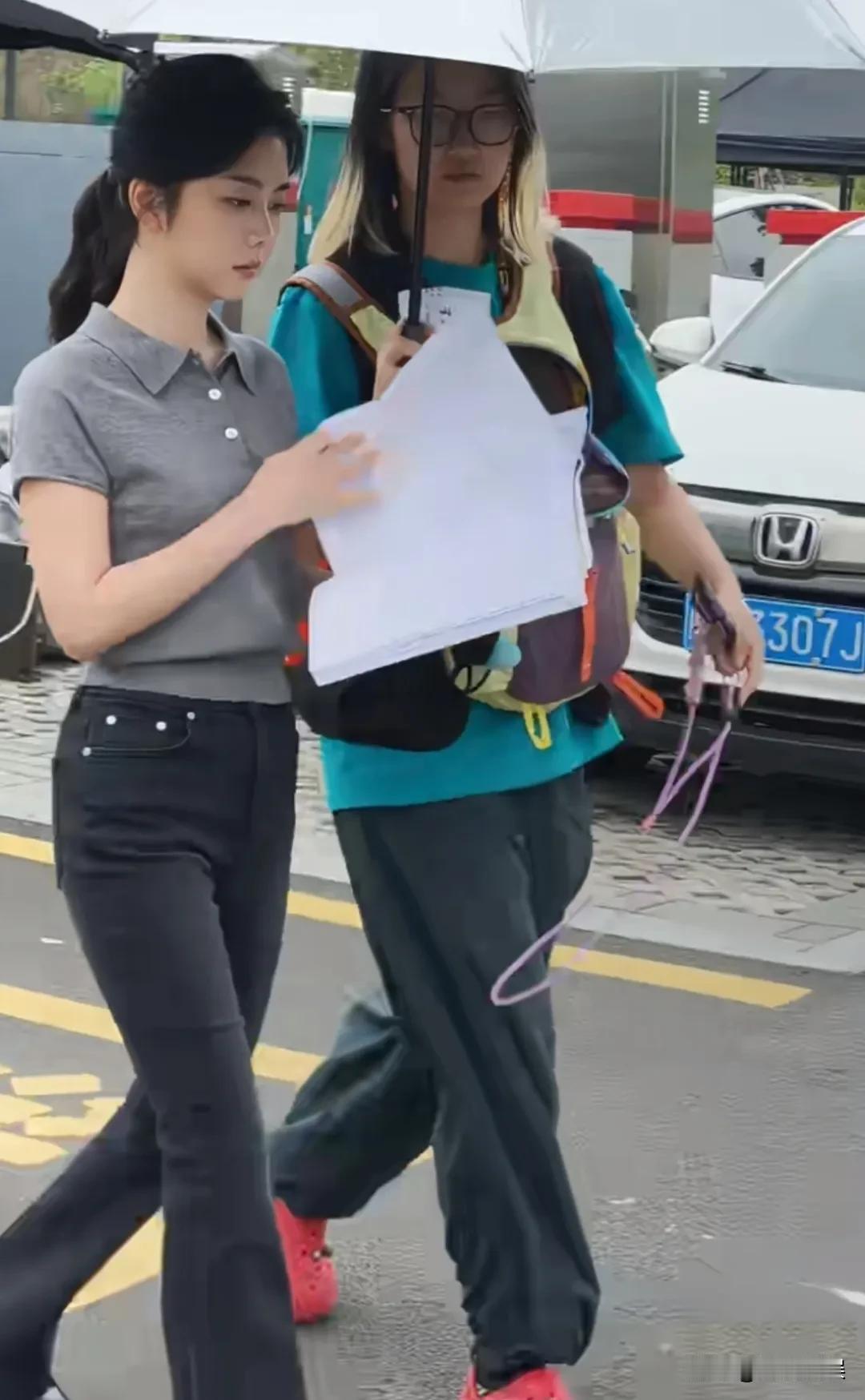 谭松韵在福建漳州拍戏，生图的她真的没有网友口中说的那么矮，不仅漂亮，身材比例还超