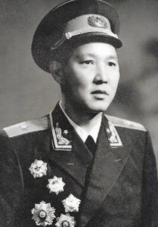 1951年铁原阻击战，63军军长傅崇碧陷入昏迷，醒来后，他看到彭德怀就在他面前，