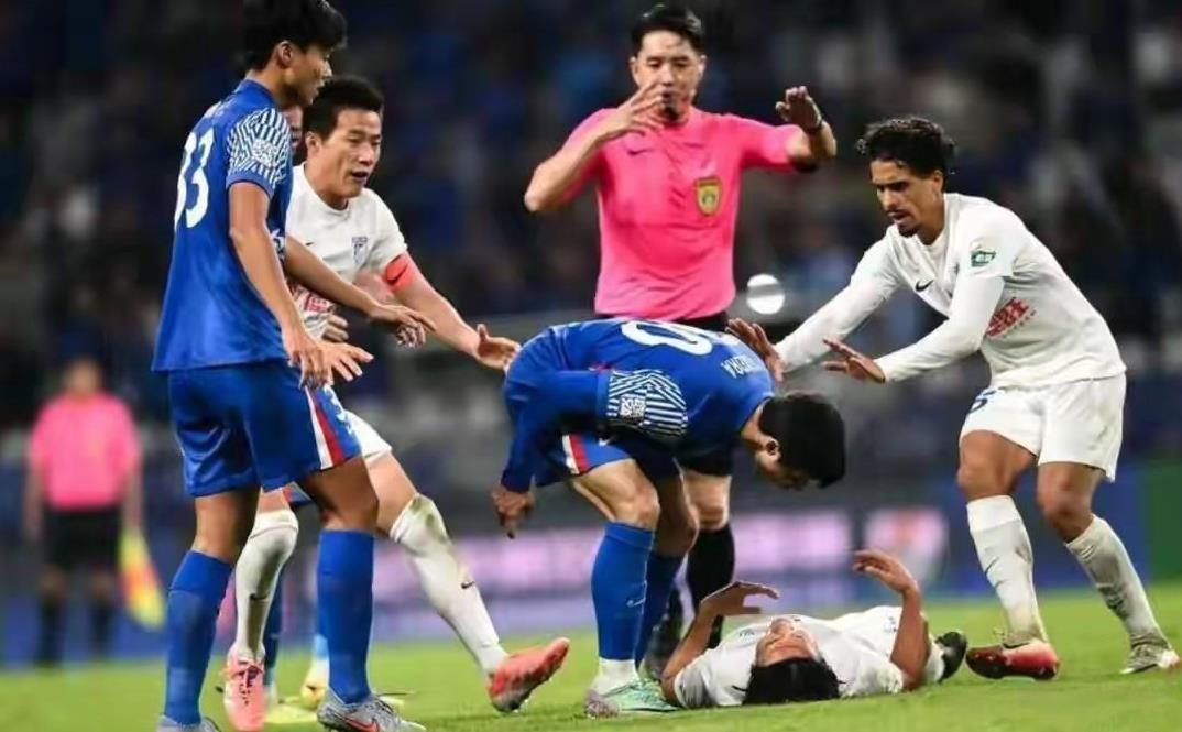 群情激愤，上海申花想要夺冠真的悬了！由于申花外援特谢拉疑似对廖锦涛吐口水，中足联