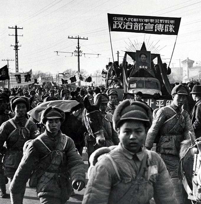 1948年12月，国共正在交战，一位解放军战士竟然大方地走进了国军指挥部，众人愕