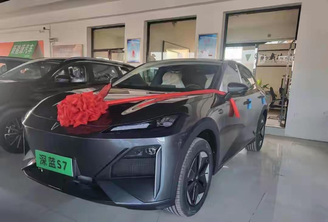 2026年刚过完一季度，车圈就炸了：买电车的多掏一万五，开大排量的一年税钱涨到四