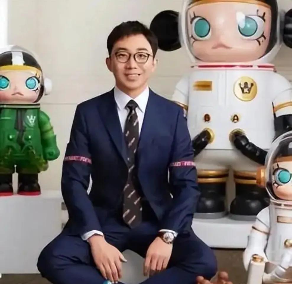 2026年春节，泡泡玛特总裁王宁亲自登门给小酒窝送新年礼物，让小酒窝成了全网羡慕