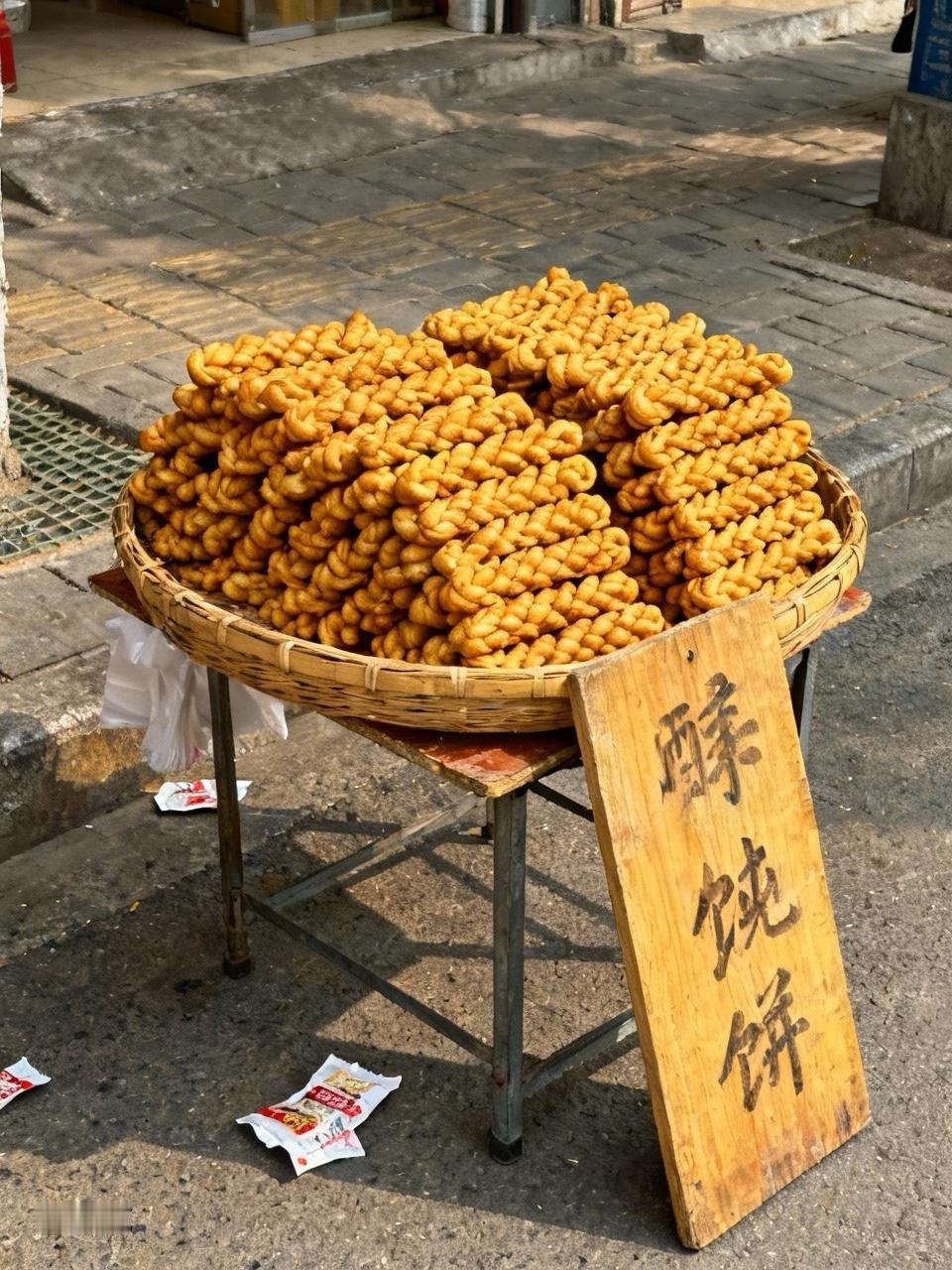 广东江门这起“麻花刺客”事件真把我看无语了。12月17日，一女子在路边摊买麻花，