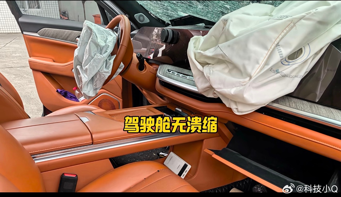 魏牌蓝山是真的硬前脸都撞成这样了，AB柱安然无恙舱内无溃缩人员无任何受伤交警都想