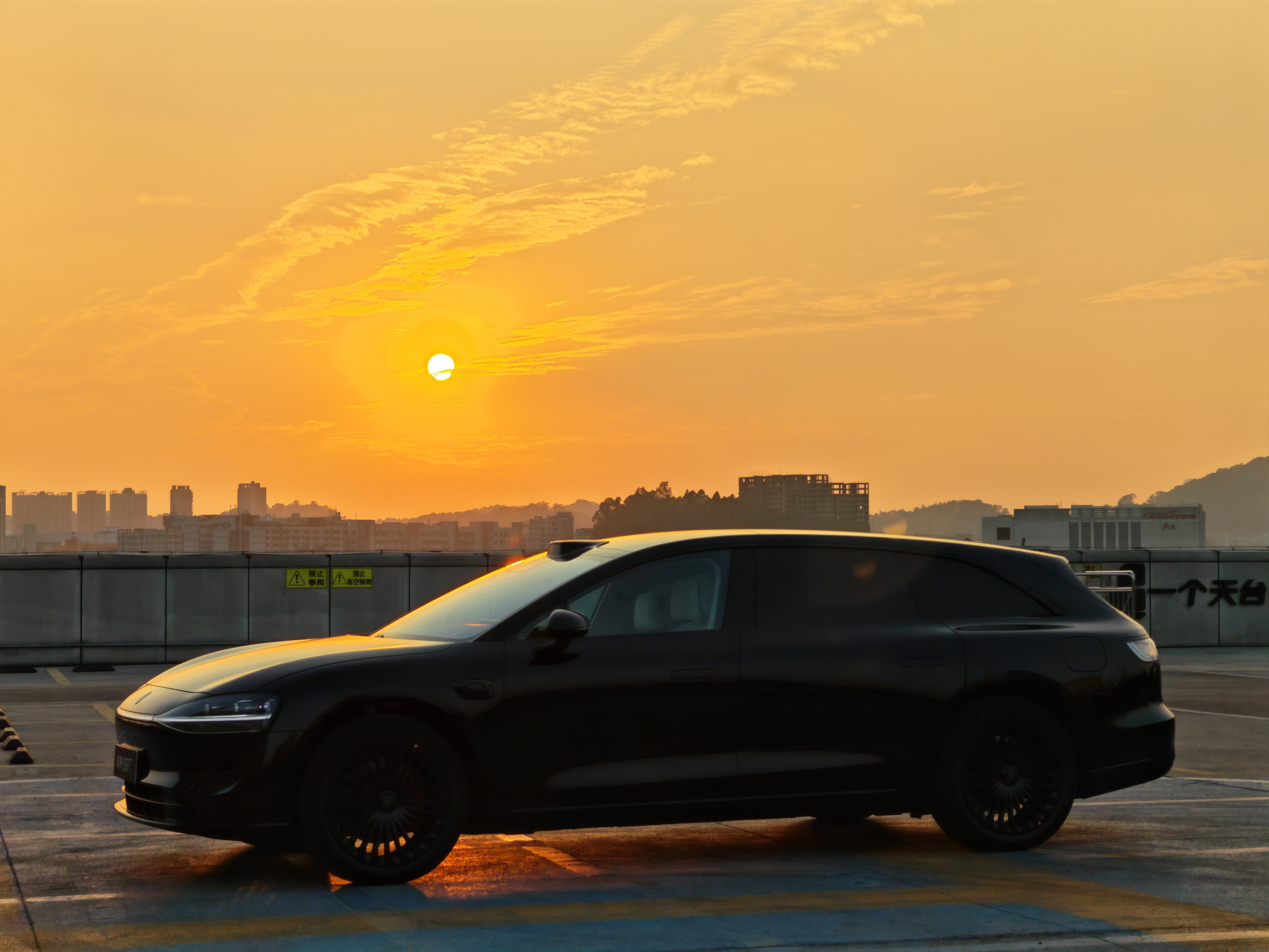 选择享界S9T起码有四个理由！1.实用，装载空间真的行，不比SUV差，但比轿车确