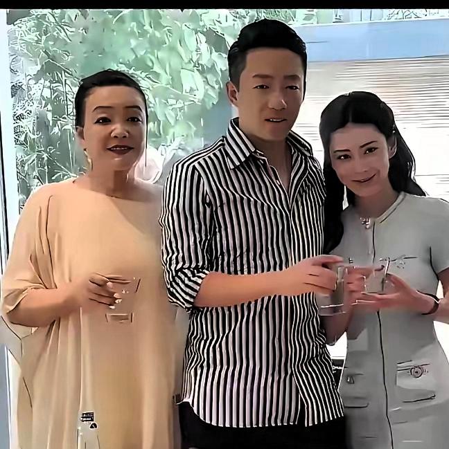 又是那桩家事。闹得沸沸扬扬。马筱梅被说变了。继子继女很苦。没妈的孩子像草。张兰站