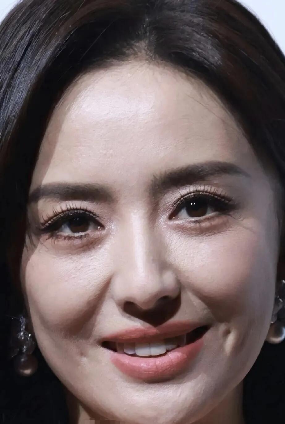 长得这么漂亮，为什么她的老公不要她了呢？精致的五官，皮肤白皙，40多岁了脸上几乎