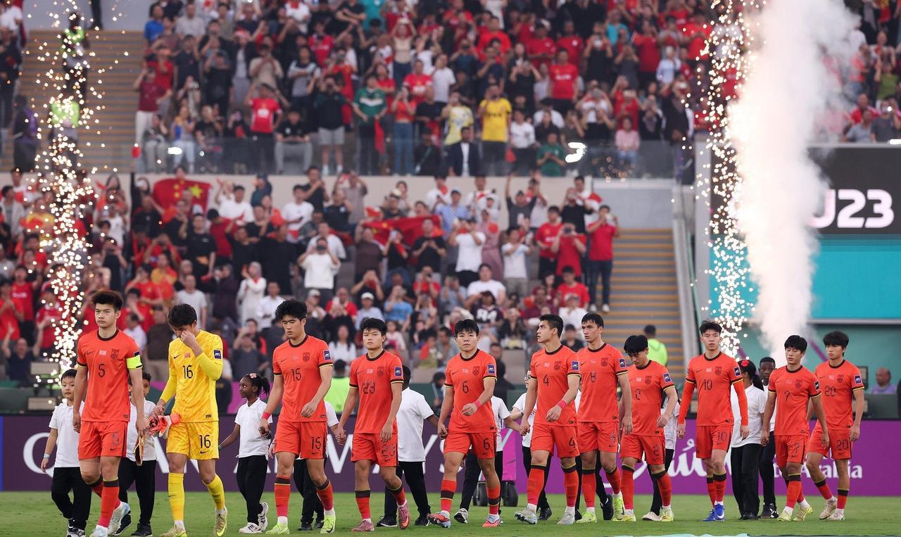 我当时愣了一下，手机差点从手里滑出去——不是夸张。王钰栋那下停球……我真不懂，