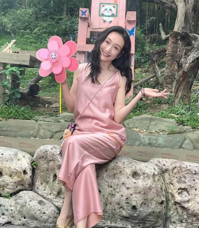 王鸥生完孩子确实老了，穿一身粉色有种“姨太太”的感觉，年龄感很重……王鸥应该才