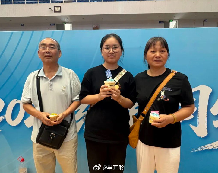湖南麻袋女孩李欣怡来武汉报到“麻袋女孩”到中南大报到，我真替她高兴。三个月前，