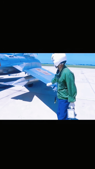 这是上世纪80年代中国空军飞行员驾驶国产“歼6”战斗机进行日常起飞训练时的场景。