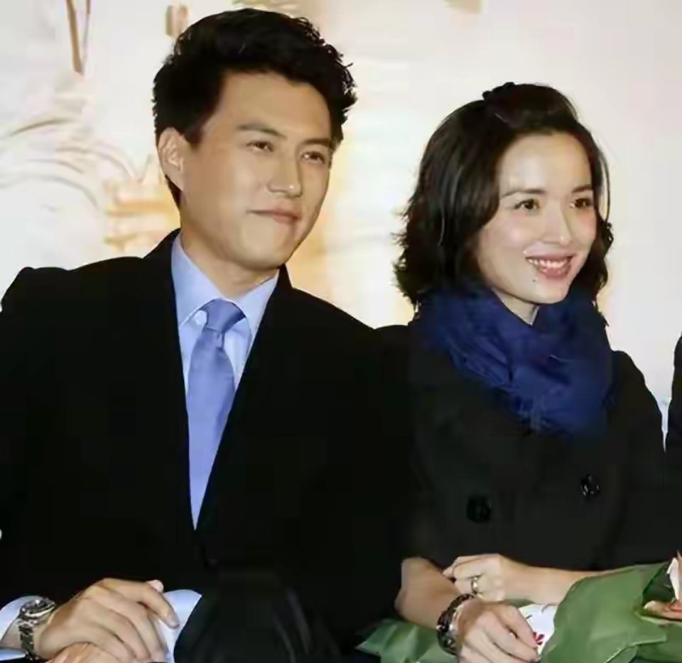 当年靳东不顾父亲反对硬娶离过婚的李佳，如今他把影后老婆宠成宝