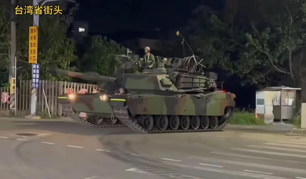 台岛深夜，M1A2T带着老M113出来炸街了！看品相，M1A2T有质感，转弯丝滑