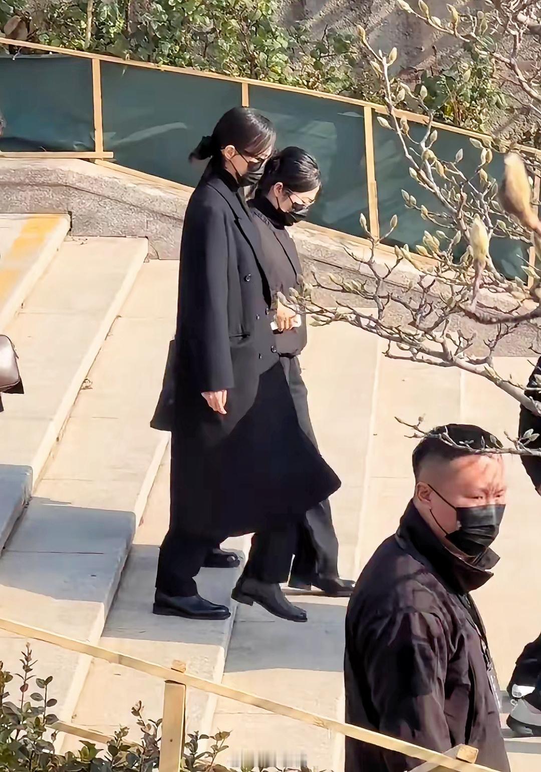 唐嫣的表现堪称完美，在罗晋爸爸的葬礼上，她没有穿着隆重的礼服，而是选择了宽松的黑