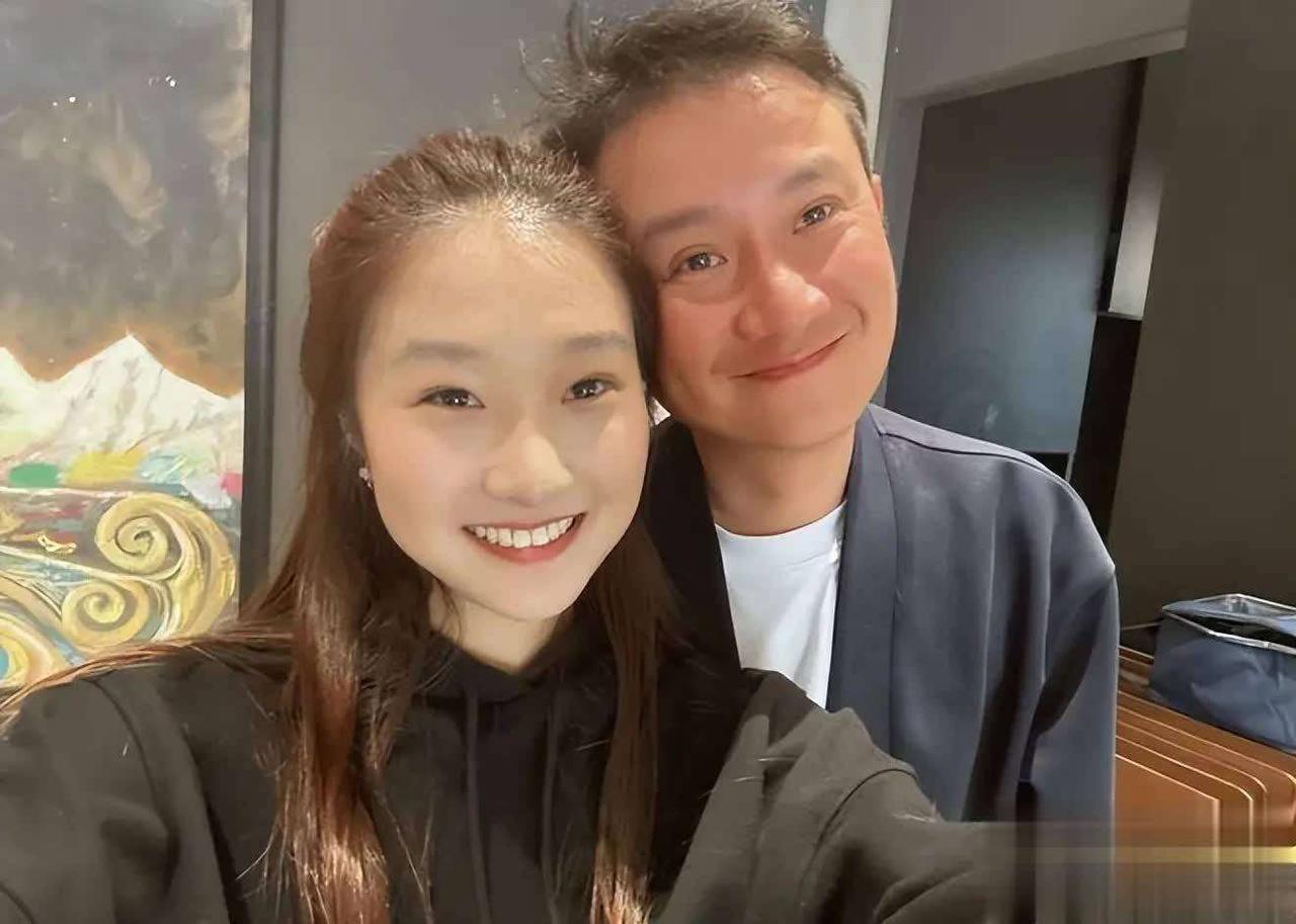 马伊琍大女儿文君竹晒与爸爸文章的合影，画面中父女头贴头依偎，笑容灿烂，互动温馨自