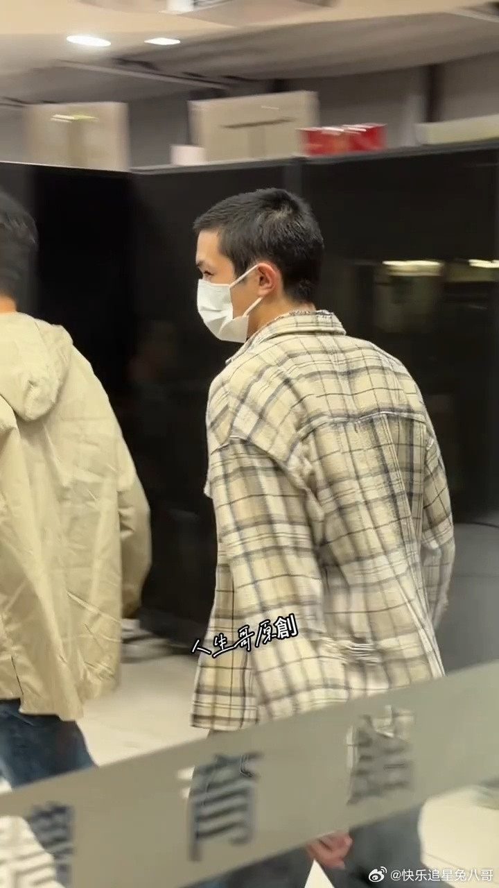 袁咏仪张智霖儿子19岁近照袁咏仪张智霖儿子寸头近照袁咏仪张智霖儿子罕现身，张慕