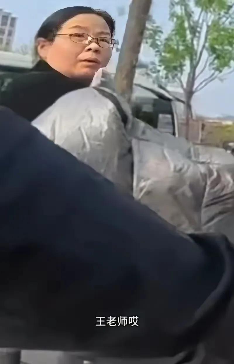 北京，一男生骑车路过母校门口，正好撞见当年的小学班主任骑着电动车往学校赶，他把车