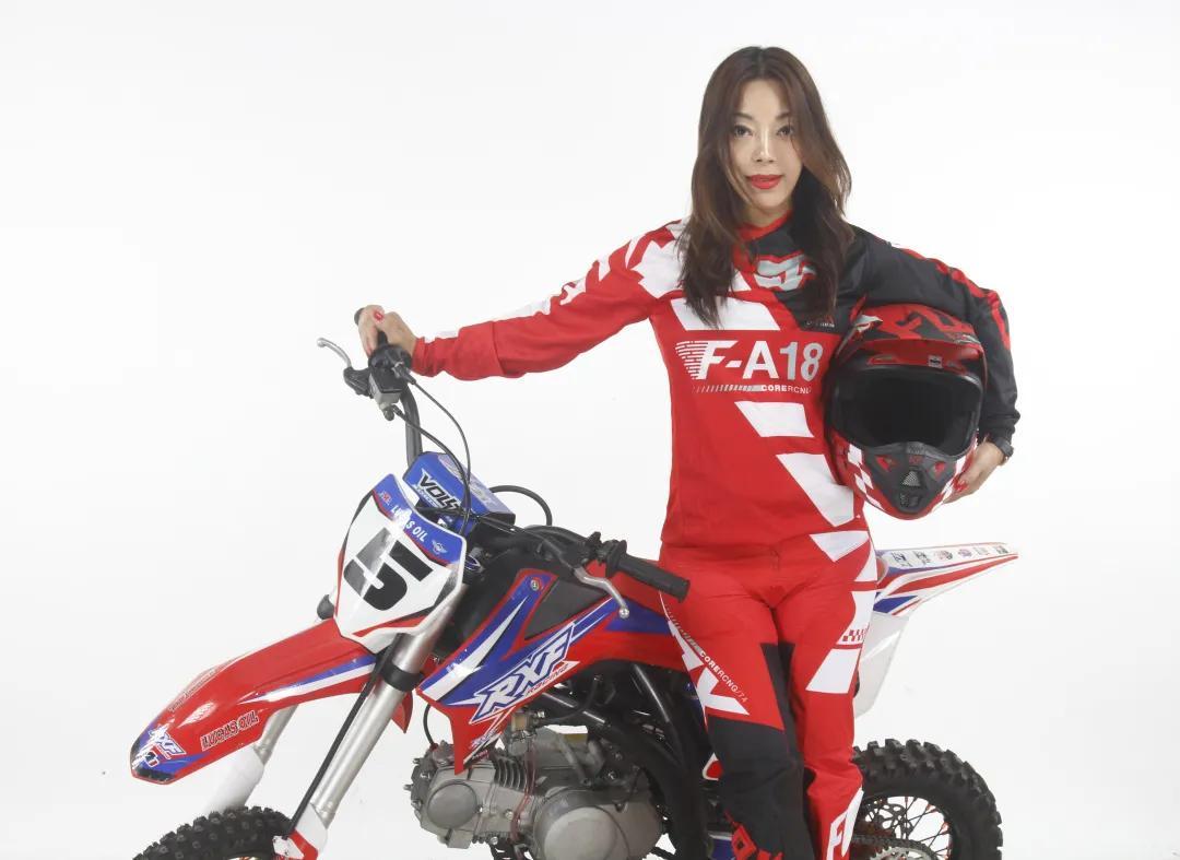 张雪去重庆创业前，曾在浙江一家公司工作4年。他的女老板应儿说：张雪这个人太实诚了