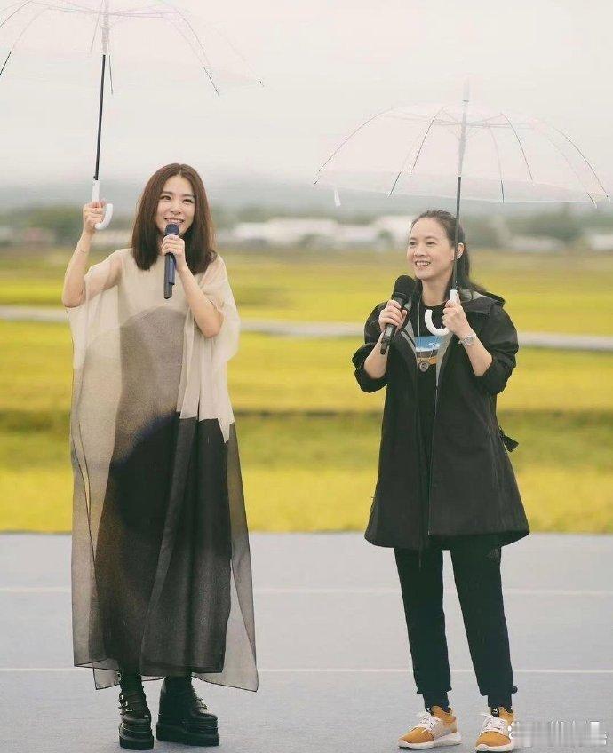 田馥甄又上班了，不过这一上班就显得旁边的曾宝仪老了​​​