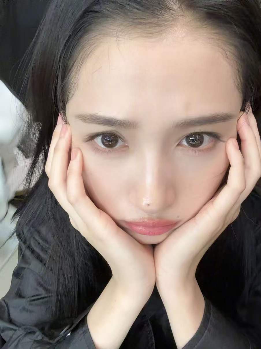 关晓彤新剧杀青第一件事便是修剪头发，素颜出镜状态绝佳，长短发都轻松驾驭，高颜值怎