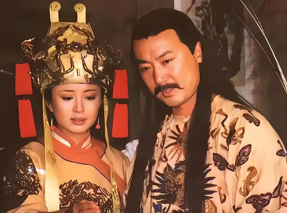 1856年8月，一番云雨后，傅善祥和杨秀清瘫软在床上。过了会儿，傅善祥搂着杨秀清