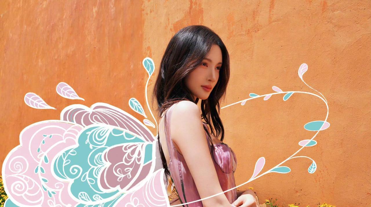 金晨身着的手绘蝴蝶翅膀宛如从梦境中翩跹而来，丝缎材质的羽翼轻盈舒展，细腻笔触勾勒