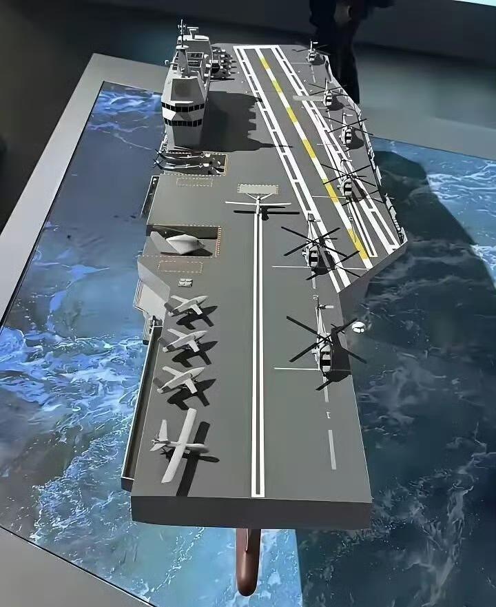 传说中076两栖攻击舰的改进型，最明显的特征就是斜通式甲板，增加了一条弹射起降的