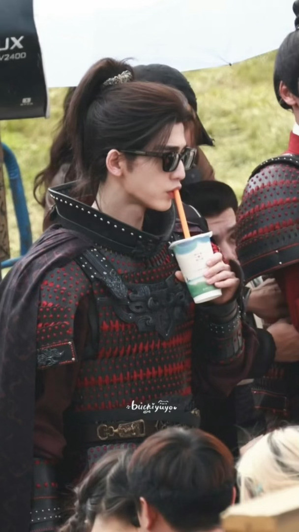 哈哈哈哈哈哈，张凌赫古人戴墨镜喝奶茶，这反差感绝了～