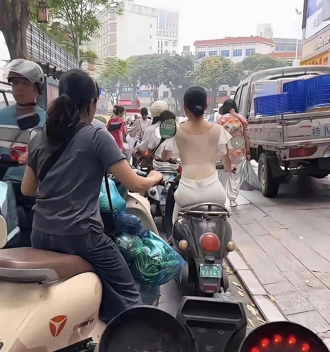 如何婉转的提醒她，才不显得尴尬？