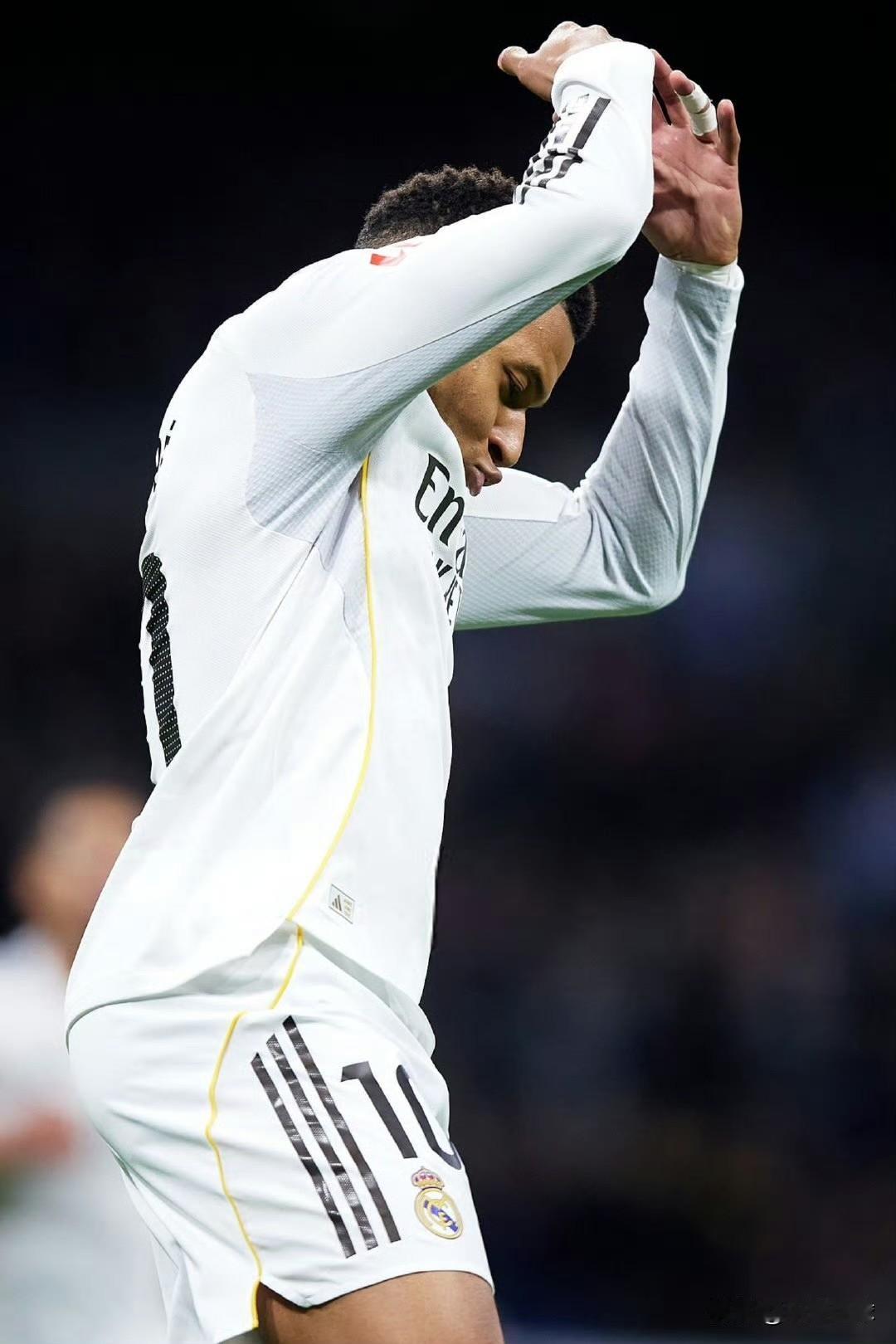 姆巴佩生日夜平C罗记录，赛后ins发文致敬C罗！！姆巴佩，他做到了，他追平C罗