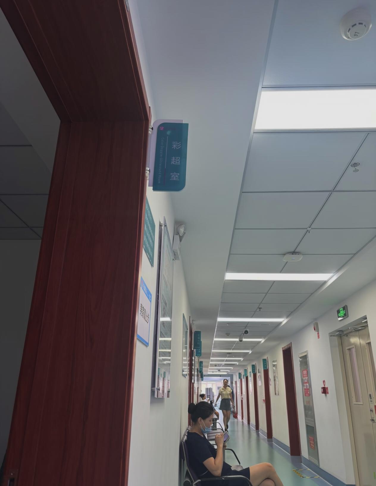 广东河源闹出一件又好笑又意外的事儿。48岁的张姐二婚重组家庭，肚子莫名变大，夫