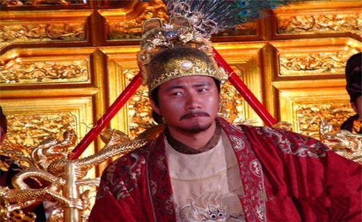 洪武年间，应天府刑场。监斩官一声令下，刽子手举刀正要落。突然，一名死囚扭头，冲着