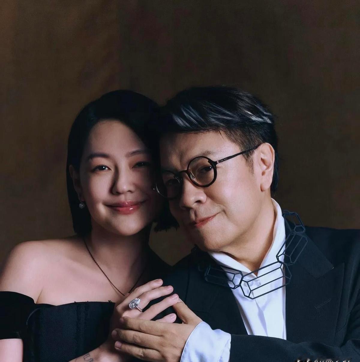 那张照片，没滤镜，没修图，就俩人对着镜子，一句话：“Still。”小S拿奖了