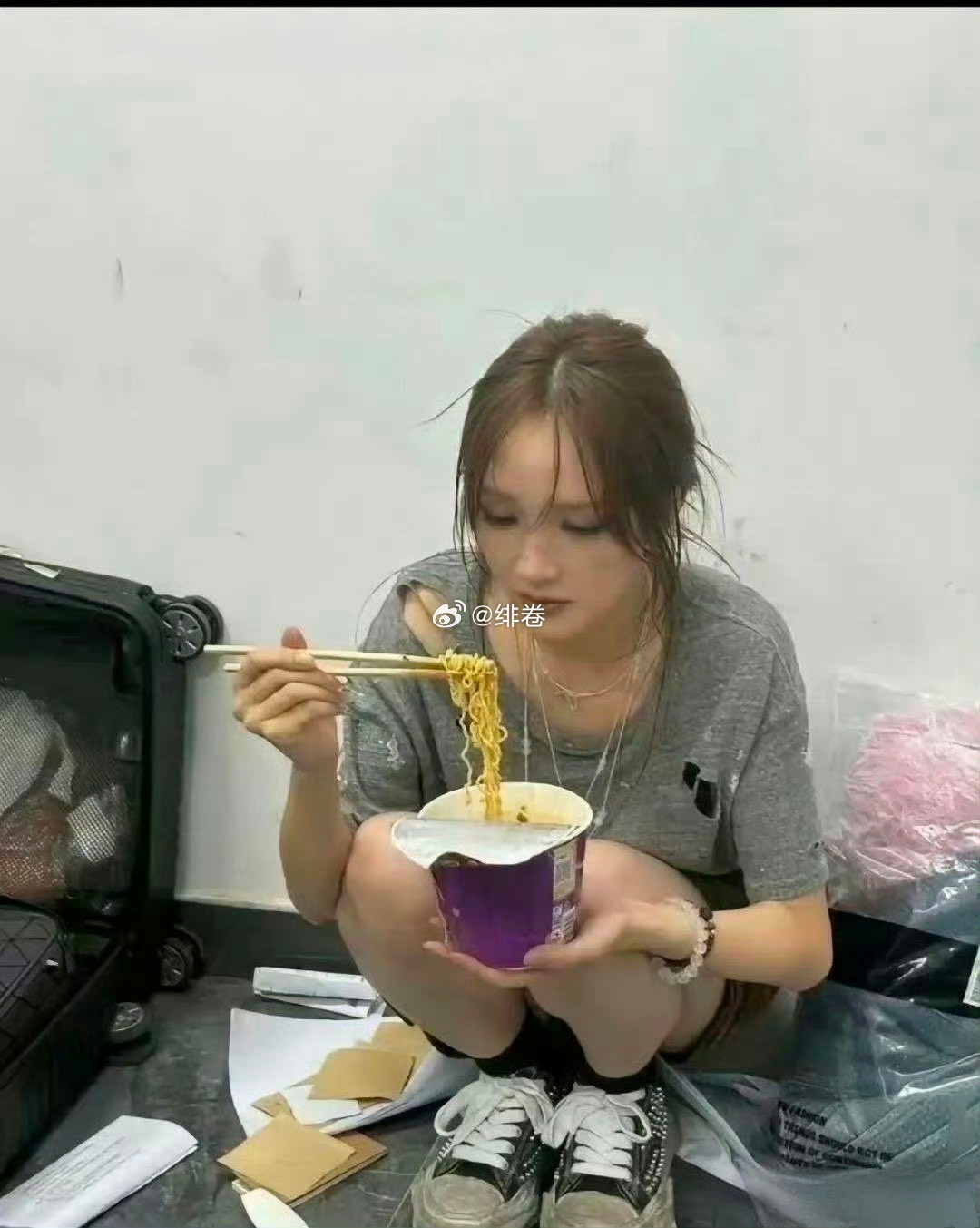 刚想说孟佳的鞋也太脏了，直到看到干净的鞋带才反应过来