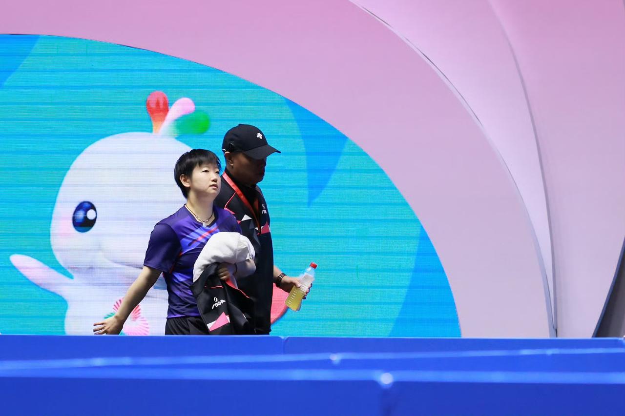 莎姐带着小杨去幼儿园打架的气势出来了看这几张照片，真的是要笑死了，莎莎满2