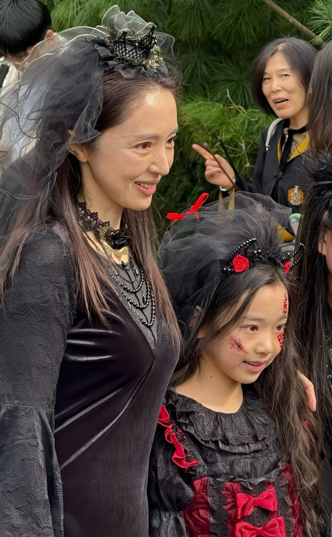 环球影城偶遇董璇和小酒窝的万圣节装扮，这暗黑系造型也太戳审美了吧！身边小酒窝的红