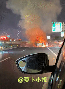 最近新能源汽车有点“火”啊。网友10月27日发布视频，开车路遇两辆车追尾，随即