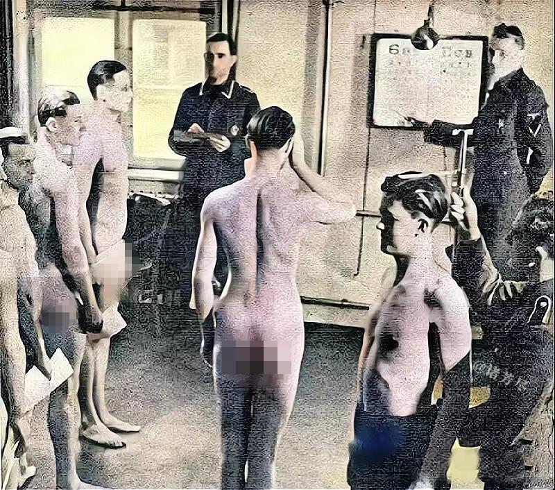 1933年，德国党卫军的征兵现场，几名赤裸身体的青年正在排队进行体检，镜头中的他