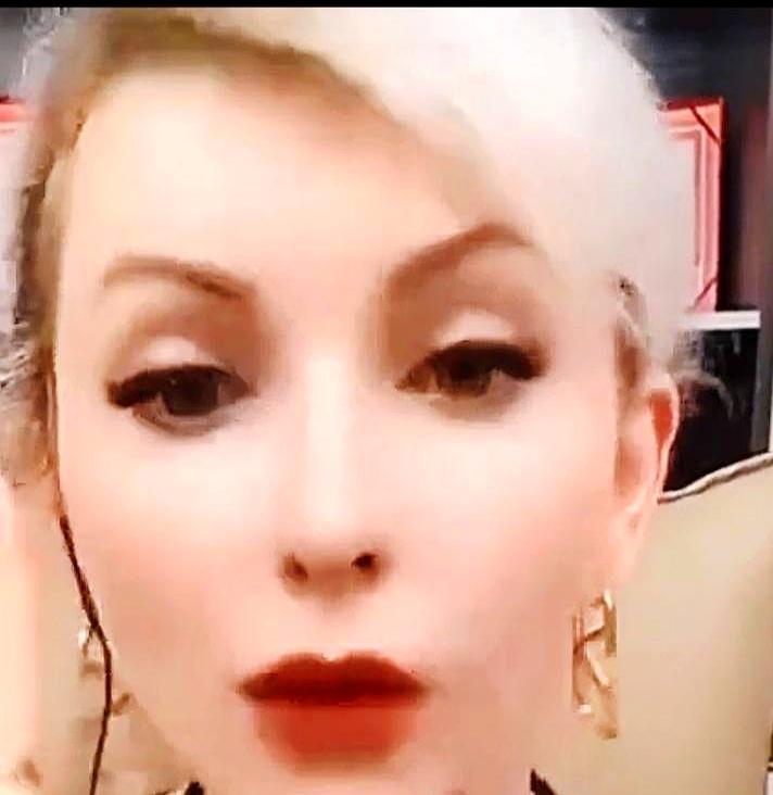 那个说在济南“失联”的俄罗斯媳妇，她丈夫刚把电话本撕了。他把厚厚的电话本撕