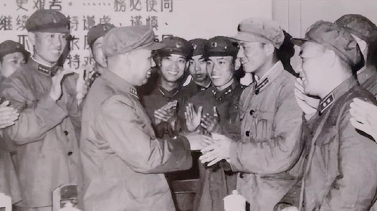 1962年，南京军区司令许世友上将进京开会，会议期间休息时，吩咐保卫干事：“帮我