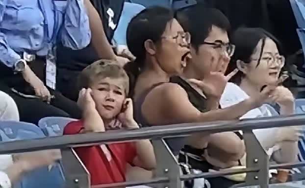 谢某某带着自己的混血儿子。去看上海的一场网球赛。她儿子对这个比赛估计不感