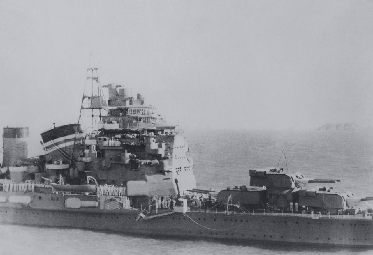 1938年在厦门的日军“摩耶”号重巡洋舰具体时间为1938年10月21日，日本