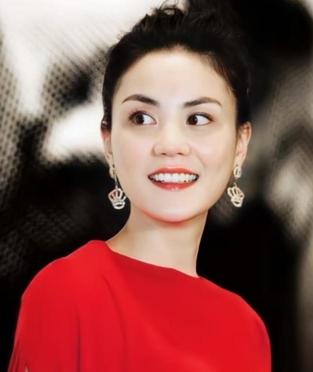 王菲到底为什么不办演唱会了？别往唱功下滑、人气降温上瞎猜，真正的原因就一个：在她